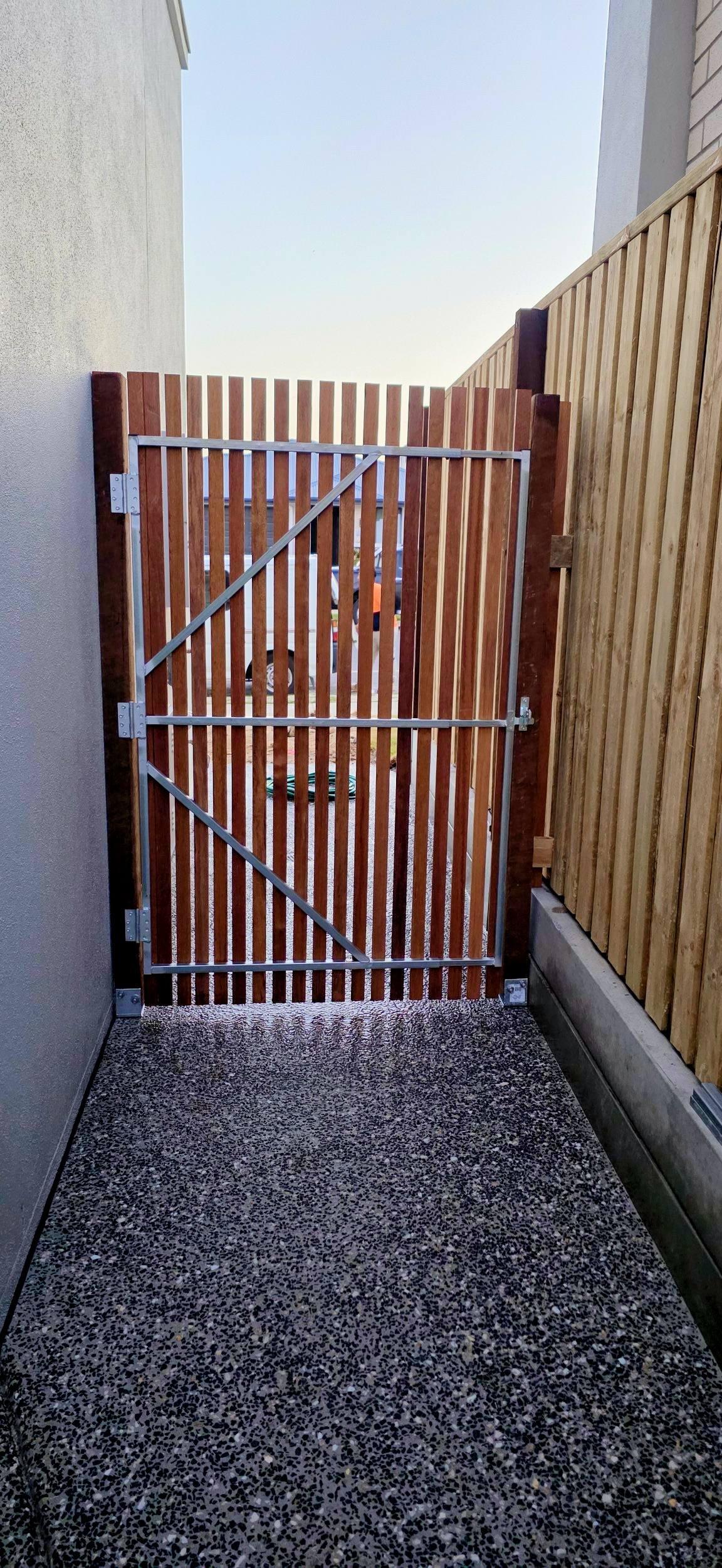 Boundary fence repair — Photo 2