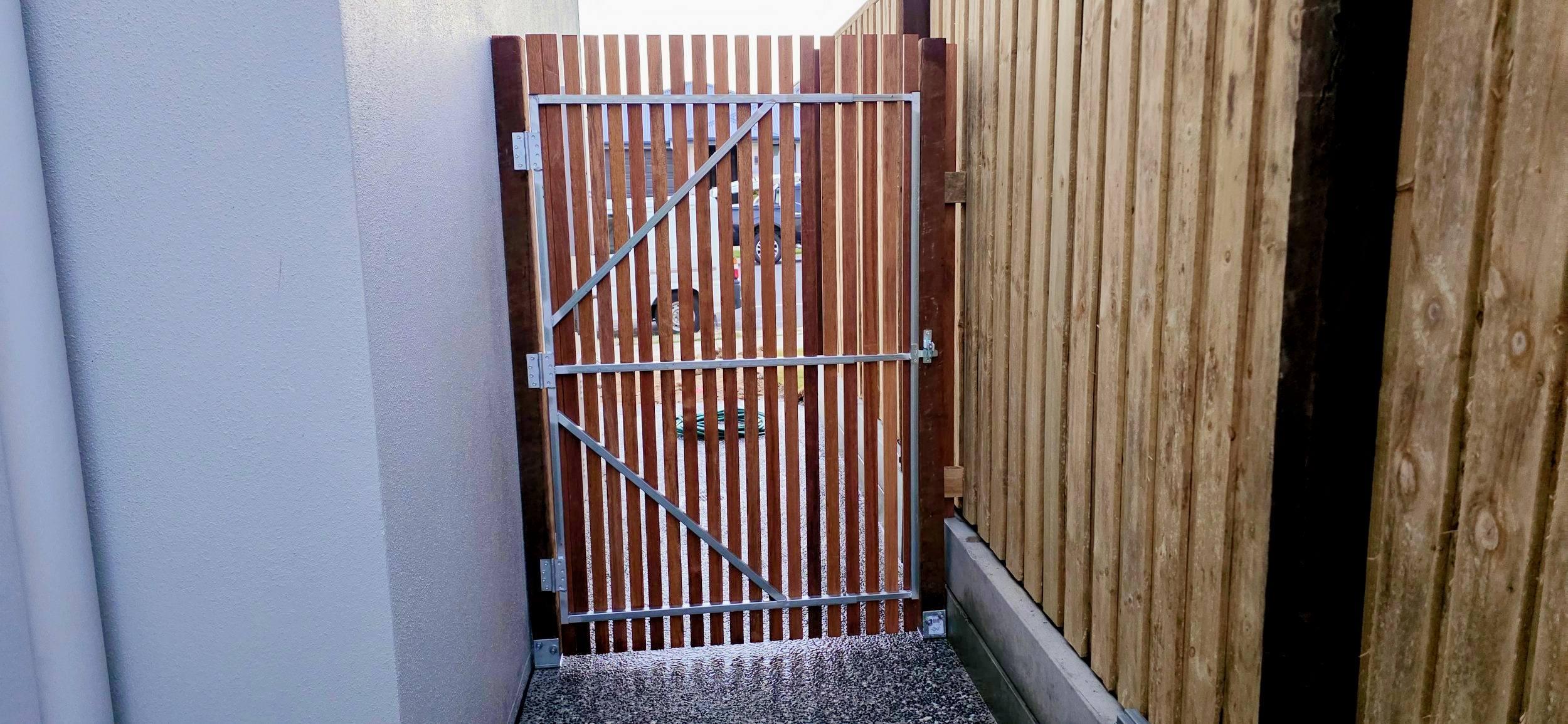 Boundary fence repair — Photo 3