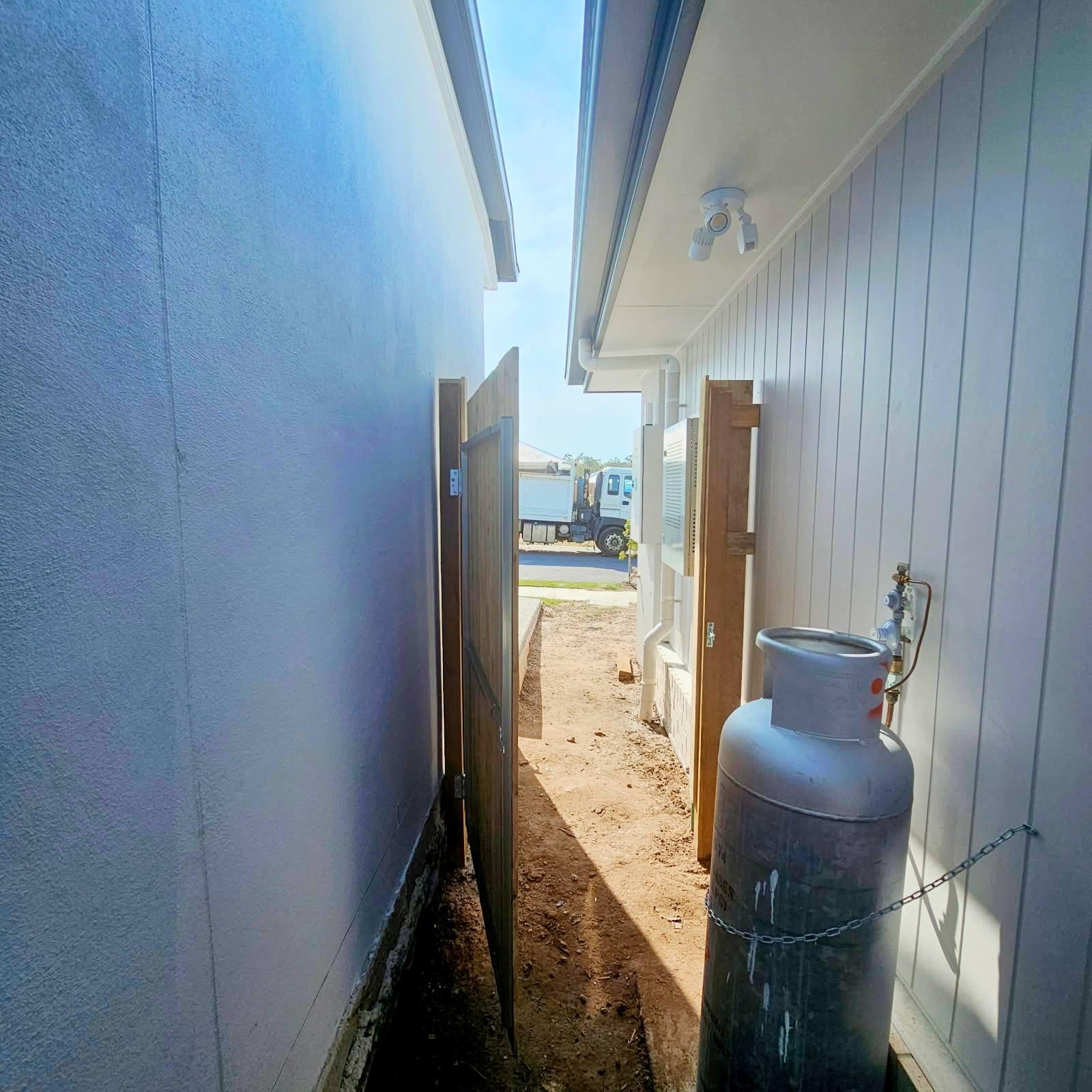 Pine timber gate installation — Photo 2