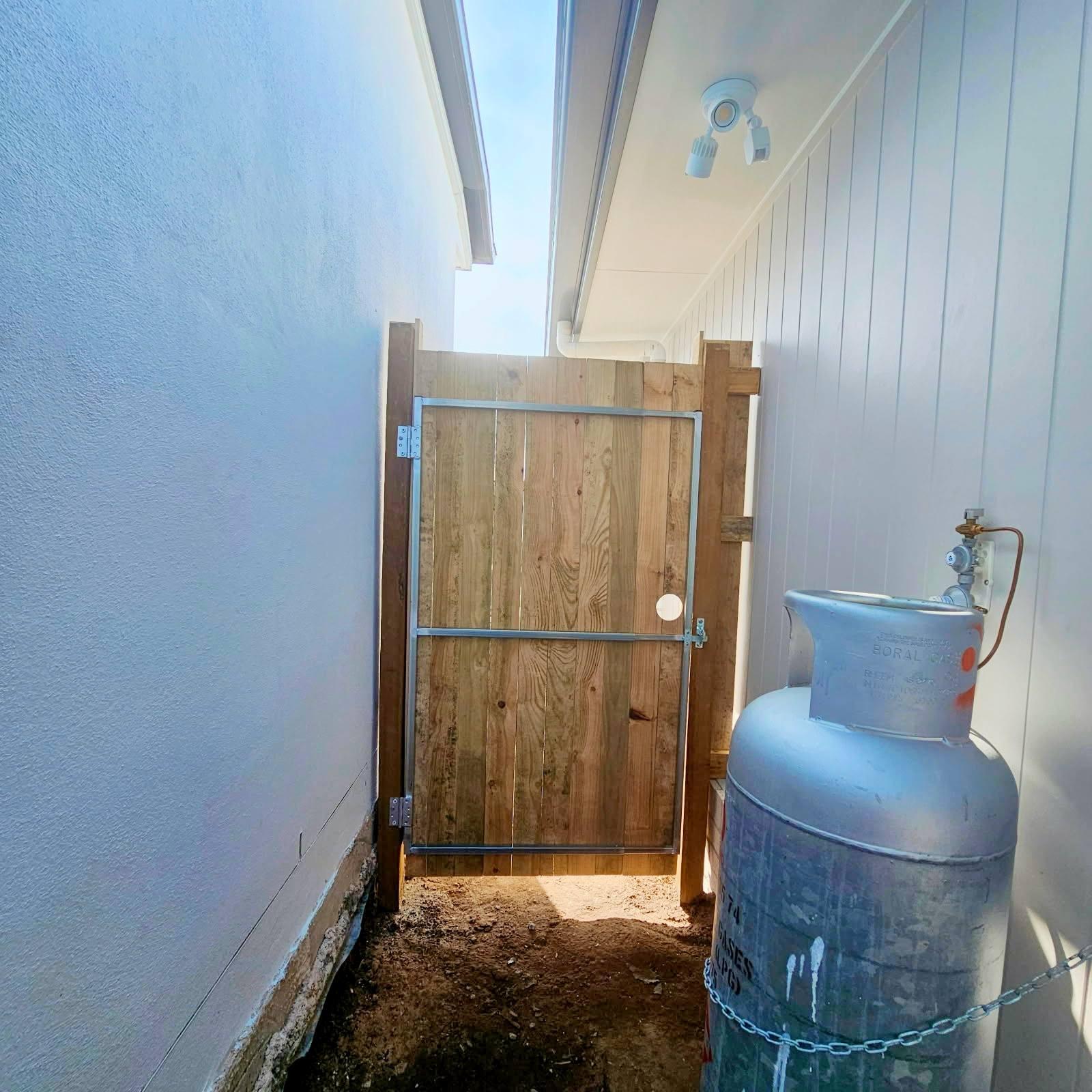 Pine timber gate installation — Photo 3