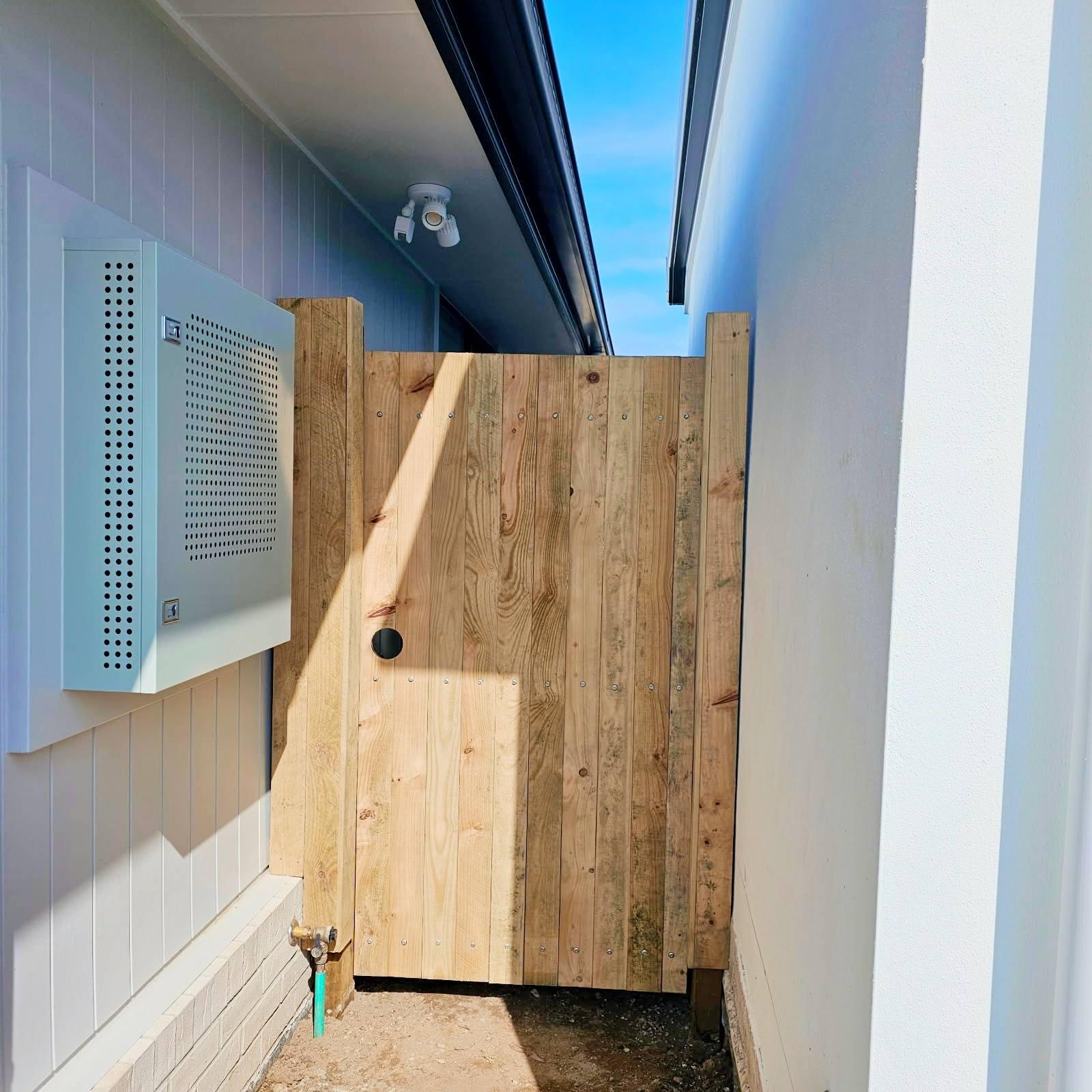 Pine timber gate installation — Photo 4